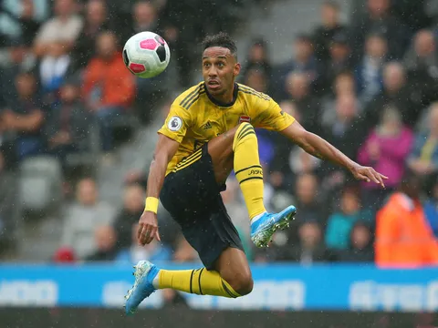 Nổ súng ầm ầm, Aubameyang đào sâu kỷ lục của Henry