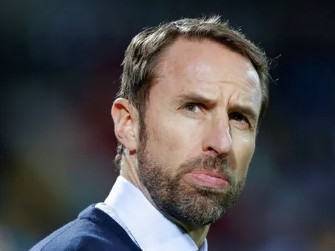 Noi gương học trò, HLV tuyển Anh cắt giảm lương