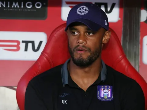 'Lần đầu' làm HLV, Kompany ngay lập tức tạo cú sốc