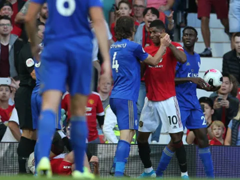 Nóng nảy, Rashford tẩn Soyuncu ngay bên ngoài đường biên