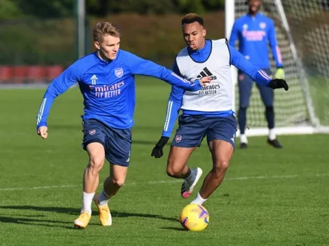 Odegaard đánh gót xỏ háng đồng đội, Arsenal sẵn sàng chờ đại chiến