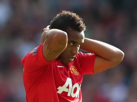 QUÁ SỐC! 'Cậu bé vàng' Man Utd chính thức giải nghệ ở tuổi 31