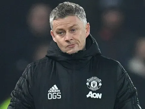 CĐV Man United: "Đội bóng không cần cậu ta; Kẻ thế chỗ Phil Jones trong phòng y tế"