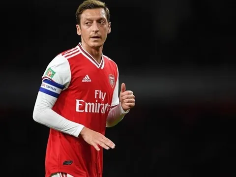 Ozil muốn trở lại đội hình chính, Arteta nói 1 câu