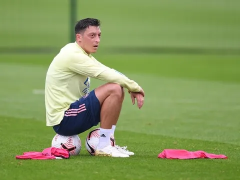 Ozil tiết lộ "idol" tại câu lạc bộ mới