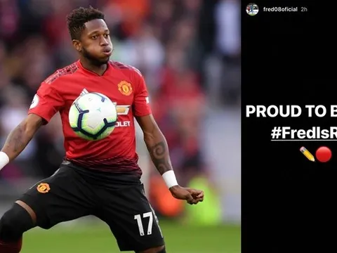 SỐC! Sao Man Utd phải ngồi xe lăn khi về Manchester