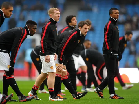 Paul Scholes: Cậu ấy "troll" tôi mang 1 đôi giày bằng nhựa thi đấu