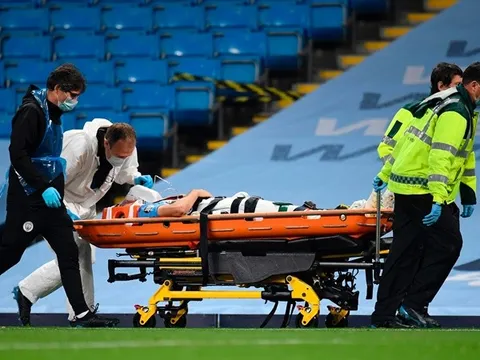 SỐC! Va chạm kinh hoàng với Ederson, sao trẻ Man City thở oxy rời sân