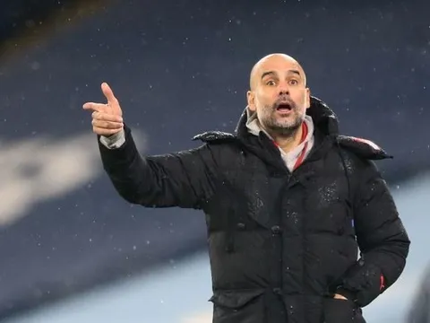 Nhìn Dean Smith nhận thẻ đỏ, Guardiola thản nhiên: "Tôi không biết luật việt vị"