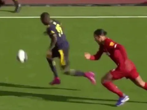 Pepe hóa Messi, loại bỏ Van Dijk chỉ với 1 pha xử lý đỉnh đạc