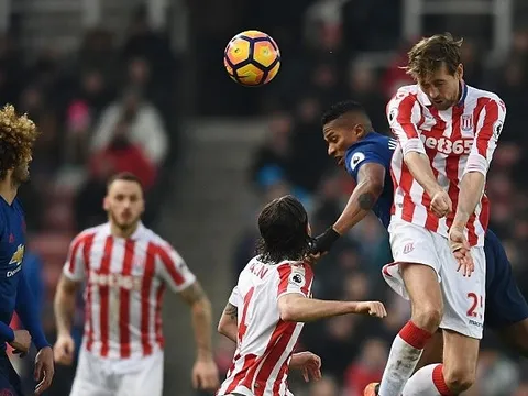 Peter Crouch giải nghệ và để lại 1 kỷ lục đáng sợ tại Premier League