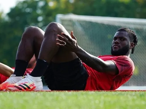 Pha đánh đầu của "Seedorf 2.0" khiến Ibrahimovic phải trầm trồ