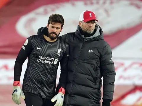 Phạm 2 sai lầm chết người, Alisson nói đúng 2 từ với Klopp