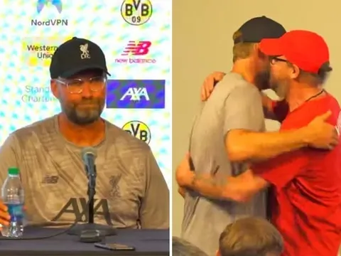 Phản ứng hài hước của Klopp khi phóng viên nam xin được ôm