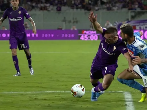 Phản ứng trọng tài, HLV Montella 'mở hàng' án phạt theo luật FIFA mới