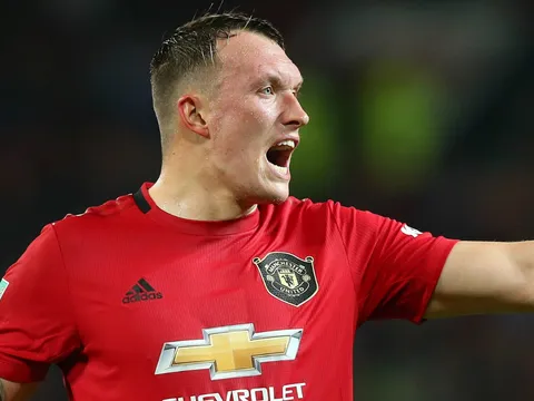 Sao Man Utd lập siêu phẩm, fan phũ phàng: "Chuyên gia đốt lưới nhà"
