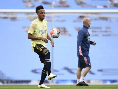 Arsenal 'phơi áo' trước Man City, Aubameyang hành xử bất ngờ với CĐV