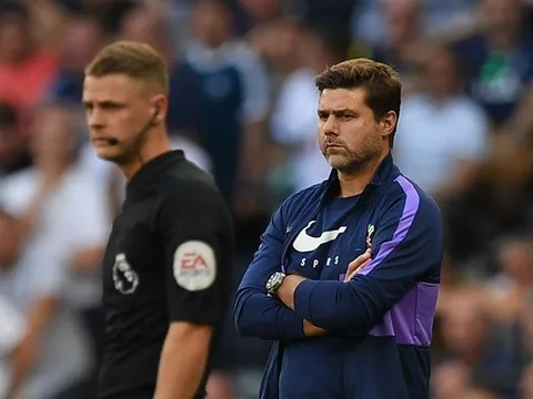 Bị VAR quay lưng, Tottenham thua sốc trên sân nhà