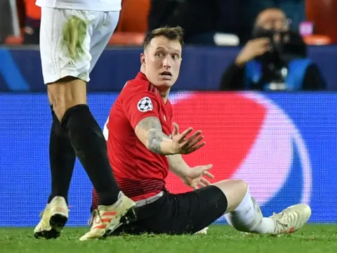 Pogba lên tiếng xin lỗi Phil Jones