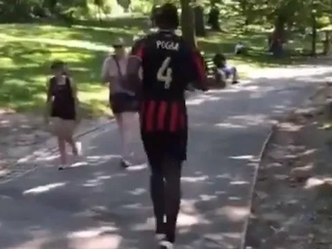 Pogba bất ngờ mặc áo số 4, mặc kệ tin đồn rời Man Utd