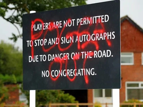 Pogba bị CĐV tẩy chay ngay bên ngoài Carrington
