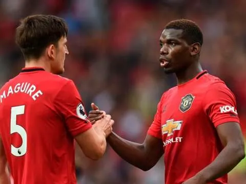 Pogba bị "ném đá" khủng khiếp, Maguire & Rashford phản ứng cực gắt