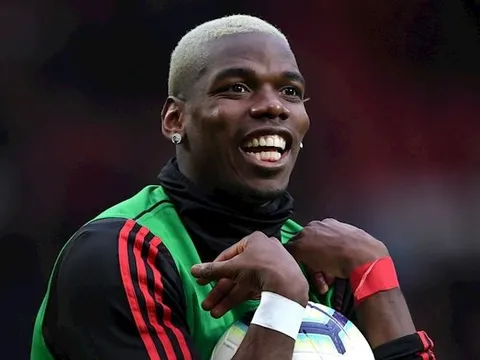 Pogba chơi với vợ, con trai đứng nhìn bị ăn đòn