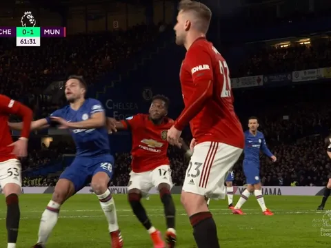 Premier League lý giải tình huống Fred đẩy Azpilicueta và Azpilicueta đẩy Williams