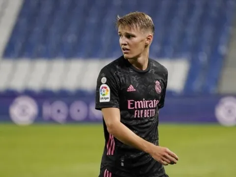 Mượn Suarez, Alan Smith cảnh báo Arsenal về Martin Odegaard