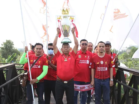 Quá sốt ruột, CĐV Thái tự diễu hành ăn mừng chức vô địch của Liverpool bằng cúp giả