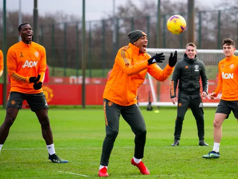 "Quái thú" trở lại, lộ bầu không khí khó tin trên sân tập Man Utd