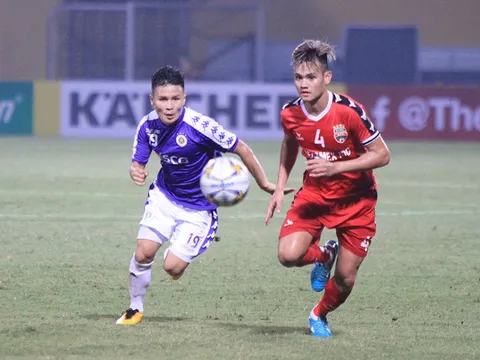 Quang Hải ăn mừng cảm xúc với người hâm mộ sau khi vô địch AFC Cup 2019 khu vực ĐNÁ