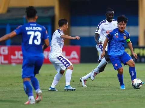 HLV Vũ Hồng Việt từ chức và chuyện lạ của nhà vô địch Quảng Nam