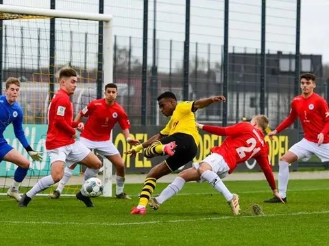 Quên Haaland đi, "thần đồng 15 tuổi" của Dortmund vừa làm điều kinh hoàng
