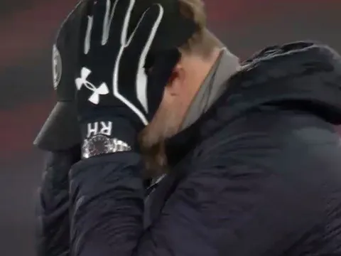 Quỳ xuống khóc sau khi thắng Liverpool, HLV Hasenhuttl phán luôn 1 câu