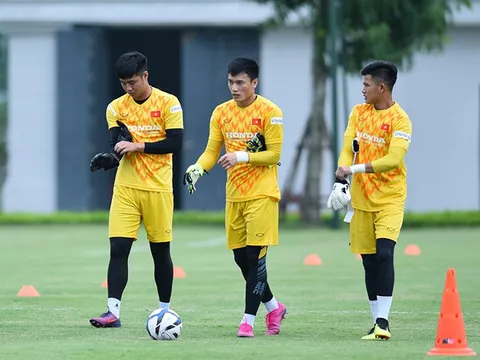 Nối dài "dớp" đen đủi, Bùi Tiến Dũng sẽ mất suất bắt chính ở U22 Việt Nam?