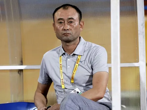 HLV Lee Tae-hoon và hành trình cô độc tìm lời giải cho hàng thủ HAGL