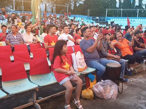 CĐV Việt Nam nhuộm đỏ phố phường, tiếp lửa từ xa cho ĐT Việt Nam