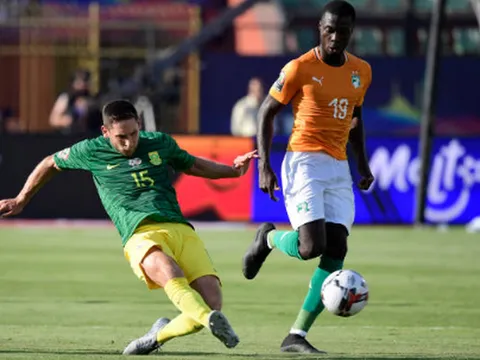Ra mắt CAN Cup, mục tiêu Man United sút phạt trúng khung gỗ
