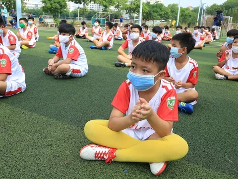 Ra mắt Lotte Kids FC 2020: 50 cầu thủ nhí vẫn giữ thói quen đeo khẩu trang sau nghỉ dịch