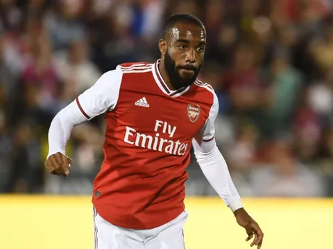 Ra sân hơn 10 phút, sao Arsenal vẫn bị đối thủ 'sàm sỡ'