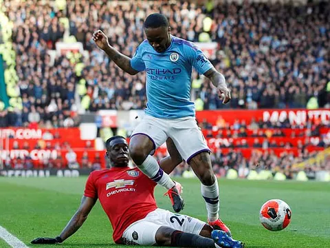 Raheem Sterling gặp "thánh xoạc" thì chỉ có tắt điện