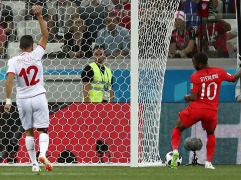 Raheem Sterling và những pha bỏ lỡ chỉ muốn "độn thổ"