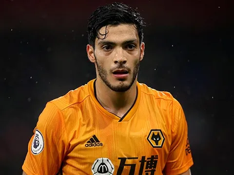 Raul Jimenez có gì hơn các tiền đạo Man Utd?
