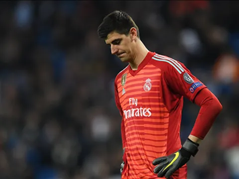 Thibaut Courtois lập kỷ lục tồi tệ, Real đang "giao trứng cho ác"?