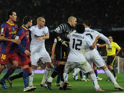 Real Madrid thảm bại ở El Clasico đầu tiên của Mourinho