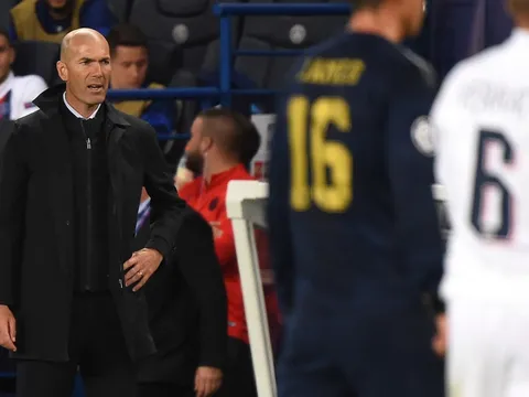 Real sa sút, "sếp lớn" vào thẳng phòng thay đồ tìm gặp 3 cái tên