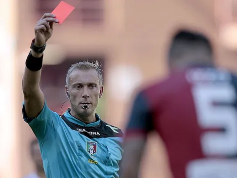 HLV Ý bị đuổi khỏi sân sau khi đánh học trò