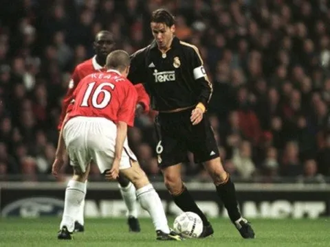 Redondo đánh gót kỹ thuật ở trận đấu với Manchester United