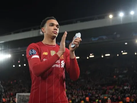 "Alexander-Arnold ngang tầm... Cafu"